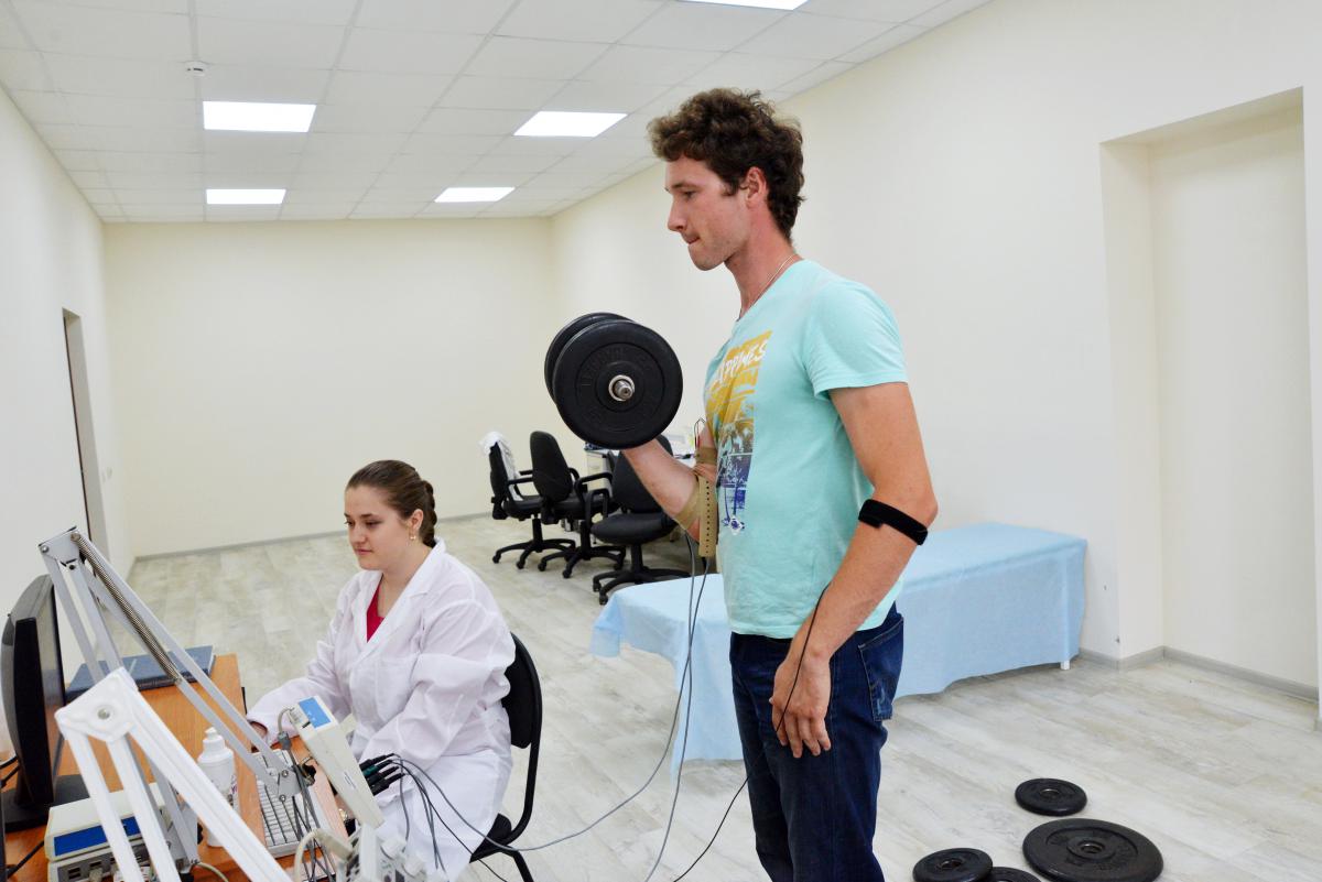 Аспирант Ксения Милованова производит оценку мышечной активности.JPG